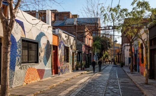 Pasaje de Barracas con fachadas artísticas y arquitectura industrial que refleja la transformación cultural del barrio porteño.