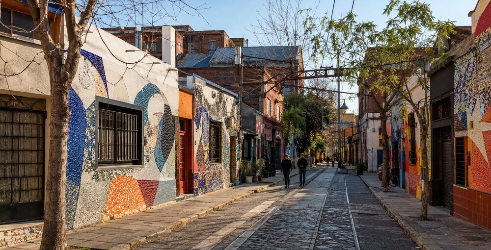 Pasaje de Barracas con fachadas artísticas y arquitectura industrial que refleja la transformación cultural del barrio porteño.