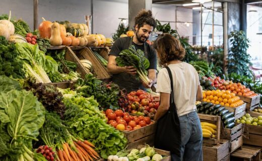 Puesto de comida orgánica en CABA con frutas y verduras frescas