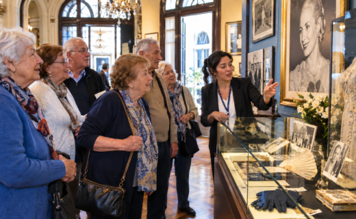 El Museo Evita propone visitas especiales para que los adultos mayores recorran la historia argentina y compartan recuerdos y experiencias.