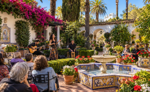 El Jardín Andaluz del Museo Larreta ofrece conciertos íntimos durante la primavera, con artistas locales y regionales en el barrio porteño de Belgrano.