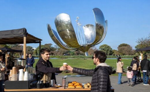 Feria Cafecito BA con puestos de café y visitantes junto a la Floralis Genérica en la Plaza de las Naciones Unidas.