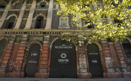 Fachada del Palacio Molina, antigua fábrica de Alpargatas en Barracas, sede de Casa FOA 2026, con sus accesos señalizados para la exposición de arquitectura y diseño.