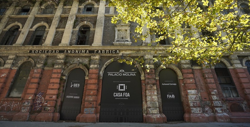 Fachada del Palacio Molina, antigua fábrica de Alpargatas en Barracas, sede de Casa FOA 2026, con sus accesos señalizados para la exposición de arquitectura y diseño.