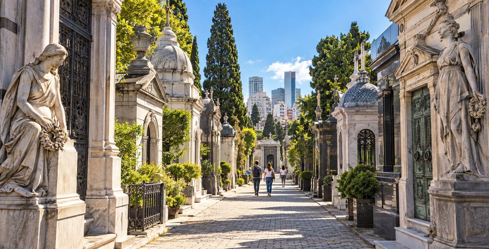 Cementerios porteños como espacios de historia, arte, arquitectura, naturaleza y memoria dentro del patrimonio cultural de Buenos Aires.
