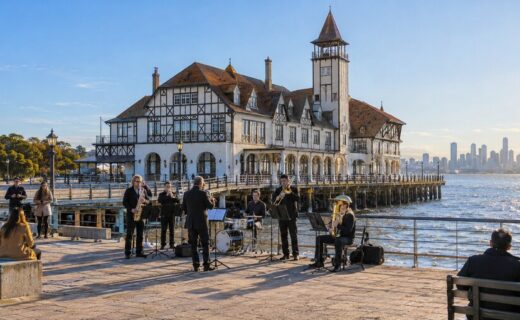Club de Pescadores con músicos ofreciendo un concierto frente al Río de la Plata y el horizonte porteño durante una tarde soleada.