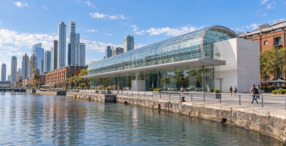 Colección Amalita junto al Dique 4 de Puerto Madero, con su característica arquitectura vidriada y el paisaje urbano porteño.