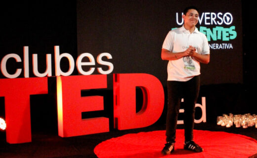 Participante expone su experiencia sobre el escenario durante una actividad de Clubes TED-Ed.
