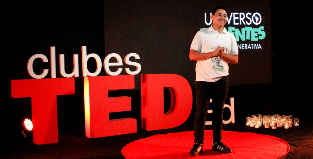 Participante expone su experiencia sobre el escenario durante una actividad de Clubes TED-Ed.