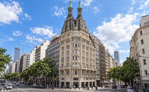 Edificio Otto Wulff con sus torres y figuras ornamentales sobre la esquina de avenida Belgrano y Perú, en Monserrat.