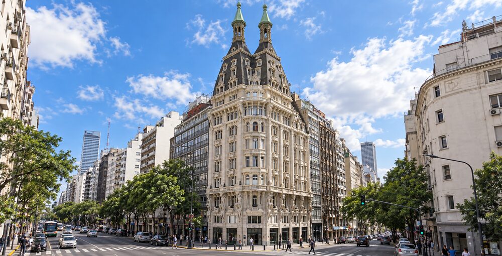 Edificio Otto Wulff con sus torres y figuras ornamentales sobre la esquina de avenida Belgrano y Perú, en Monserrat.