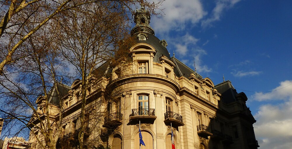 “La Embajada de Francia abre el Palacio Ortiz Basualdo de Buenos Aires para realizar visitas gratuitas con inscripción previa.”