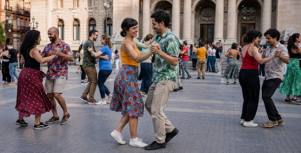 Parejas bailan forró brasileño durante una jornada cultural en la Plaza Seca del Palacio Libertad.