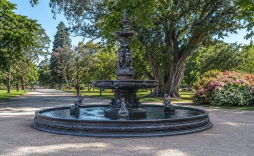 Fuente monumental restaurada e integrada al paisaje verde de los Bosques de Palermo.