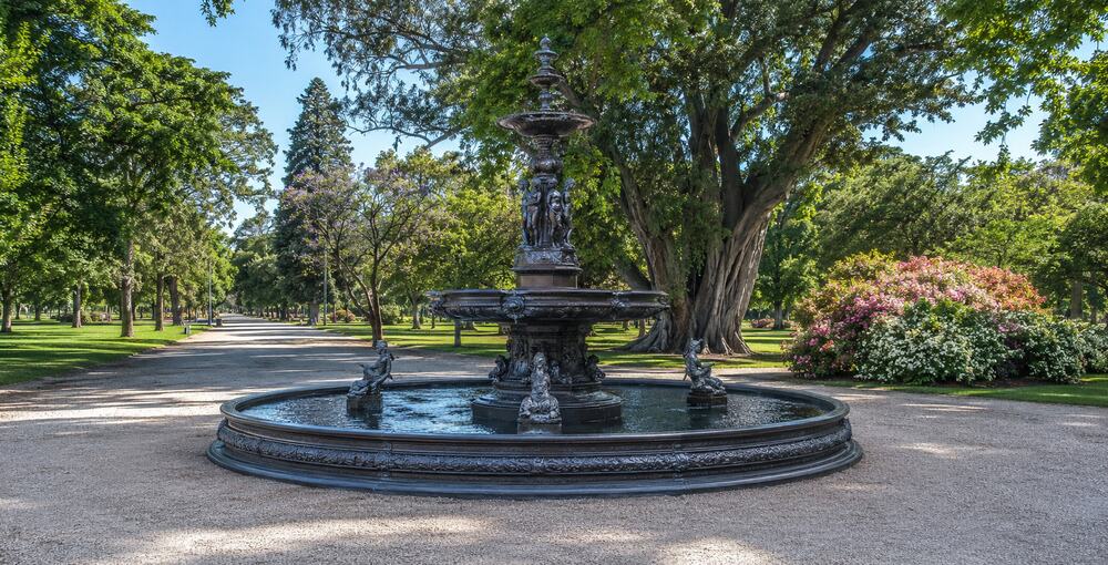 Fuente monumental restaurada e integrada al paisaje verde de los Bosques de Palermo.