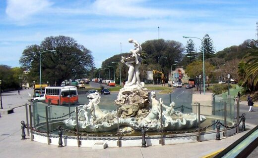 Fuente de Las Nereidas de Lola Mora en la Costanera Sur de Puerto Madero, rodeada por el paisaje urbano porteño.