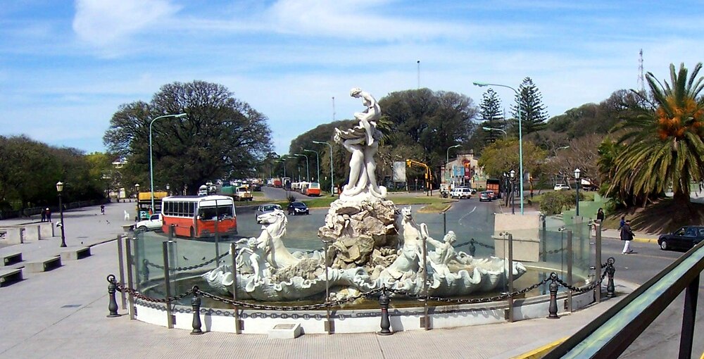 Fuente de Las Nereidas de Lola Mora en la Costanera Sur de Puerto Madero, rodeada por el paisaje urbano porteño.