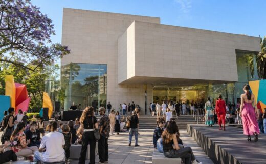 Fachada del MALBA con público, música y un desfile durante la celebración de sus 25 años en Buenos Aires.