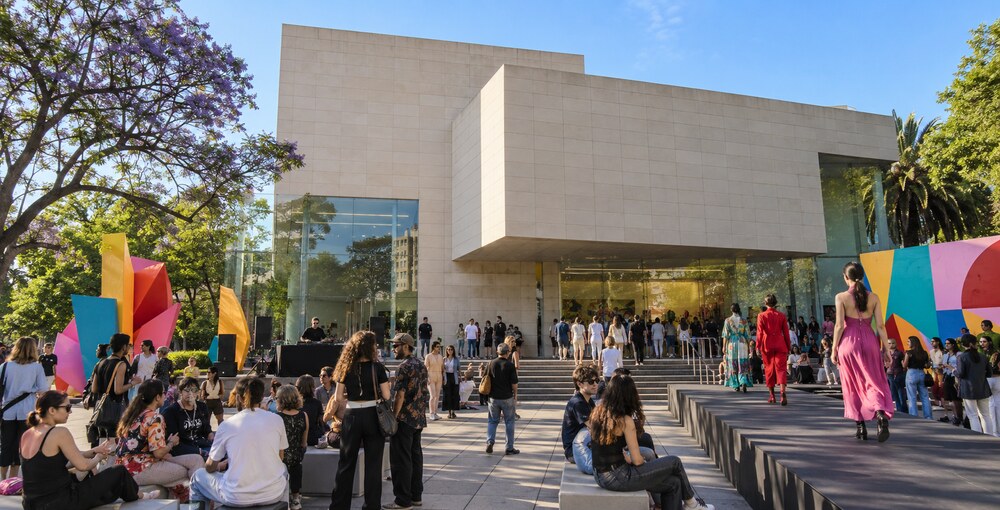 Fachada del MALBA con público, música y un desfile durante la celebración de sus 25 años en Buenos Aires.