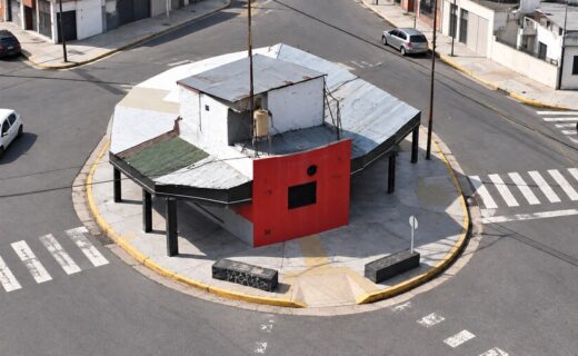 Vista aérea de la casa real que ocupa la diminuta manzana de Villa Pueyrredón, rodeada por calles y sin árboles en la parcela.