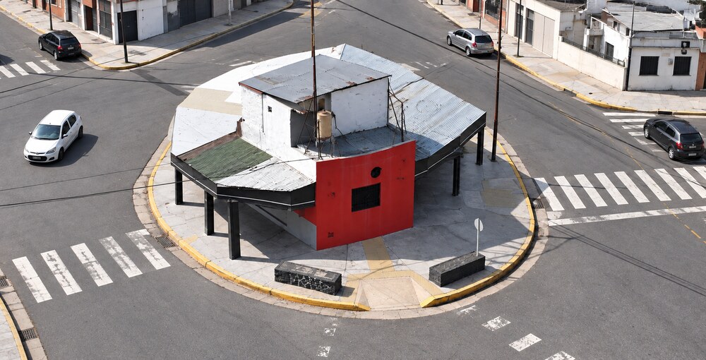 Vista aérea de la casa real que ocupa la diminuta manzana de Villa Pueyrredón, rodeada por calles y sin árboles en la parcela.