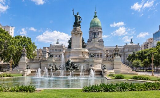 Monumento a los Dos Congresos con sus fuentes y esculturas frente al Palacio del Congreso de la Nación en Buenos Aires.