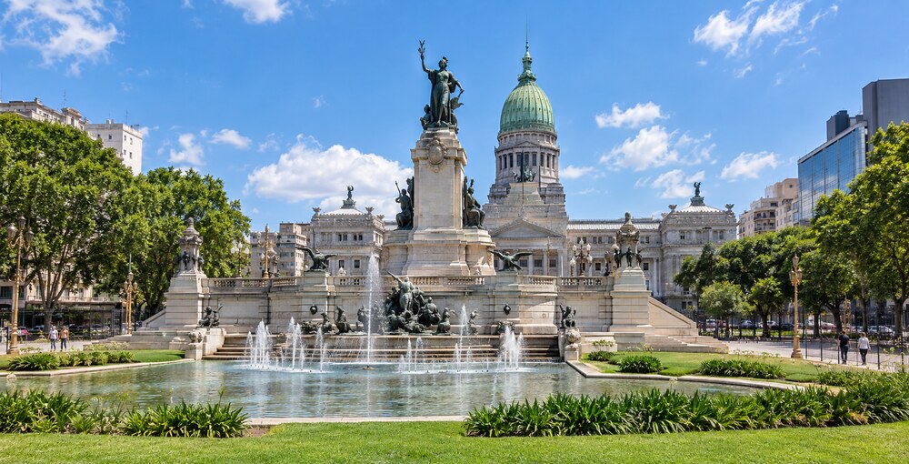 Monumento a los Dos Congresos con sus fuentes y esculturas frente al Palacio del Congreso de la Nación en Buenos Aires.