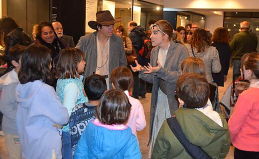Visitantes recorren el interior del sitio arqueológico La Cisterna, sede de una muestra de pinturas sobre Buenos Aires