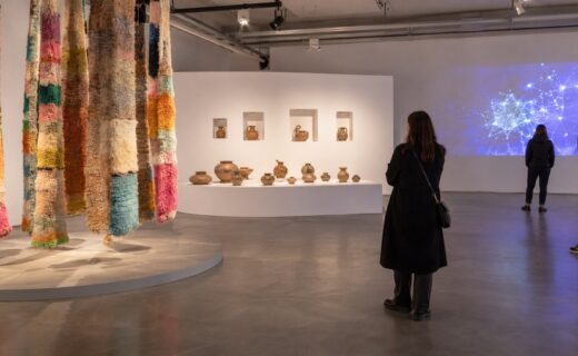 Visitantes recorren una sala de arte contemporáneo con instalaciones textiles, piezas de cerámica y una proyección tecnológica vinculada a las muestras del Museo Moderno y el Centro Cultural Recoleta.