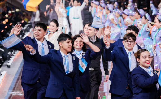 Integrantes de la delegación argentina saludan con banderas durante un acto del Mundial de los Oficios en Shanghái.