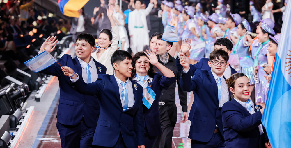Integrantes de la delegación argentina saludan con banderas durante un acto del Mundial de los Oficios en Shanghái.