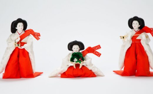 Muñecas japonesas con vestimentas rojas y blancas de la muestra Ningyō, una exposición gratuita sobre tradición y actualidad japonesa en el Museo Nacional de Arte Oriental de Buenos Aires.