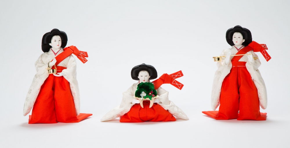 Muñecas japonesas con vestimentas rojas y blancas de la muestra Ningyō, una exposición gratuita sobre tradición y actualidad japonesa en el Museo Nacional de Arte Oriental de Buenos Aires.