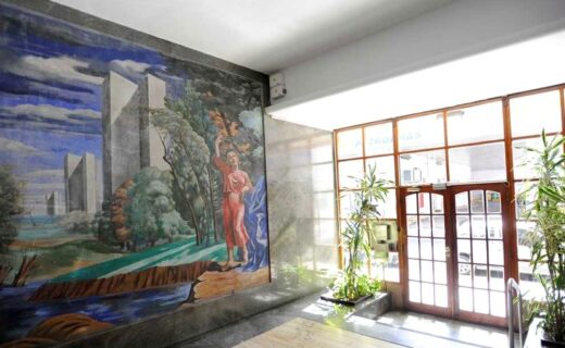 “Mural de Antonio Berni en el hall de un edificio de Balvanera, junto a la entrada vidriada”.