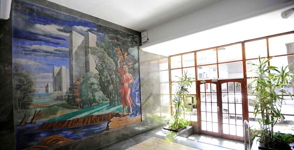 “Mural de Antonio Berni en el hall de un edificio de Balvanera, junto a la entrada vidriada”.