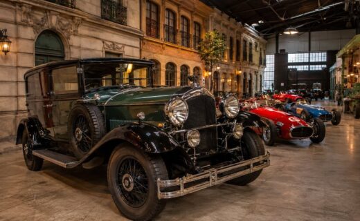 Automóviles clásicos exhibidos en una ambientación histórica del Museo del Automóvil de Villa Real.