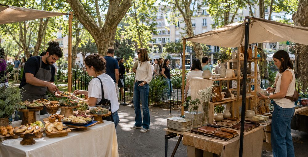 Feria Nuevos Sabores en Belgrano con puestos de gastronomía, productos artesanales y objetos de diseño al aire libre.