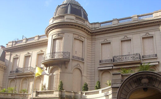 Fachada del Palacio Fernández Anchorena, sede de la Nunciatura Apostólica en Recoleta, con su cúpula, balcones y entrada sobre la avenida Alvear.
