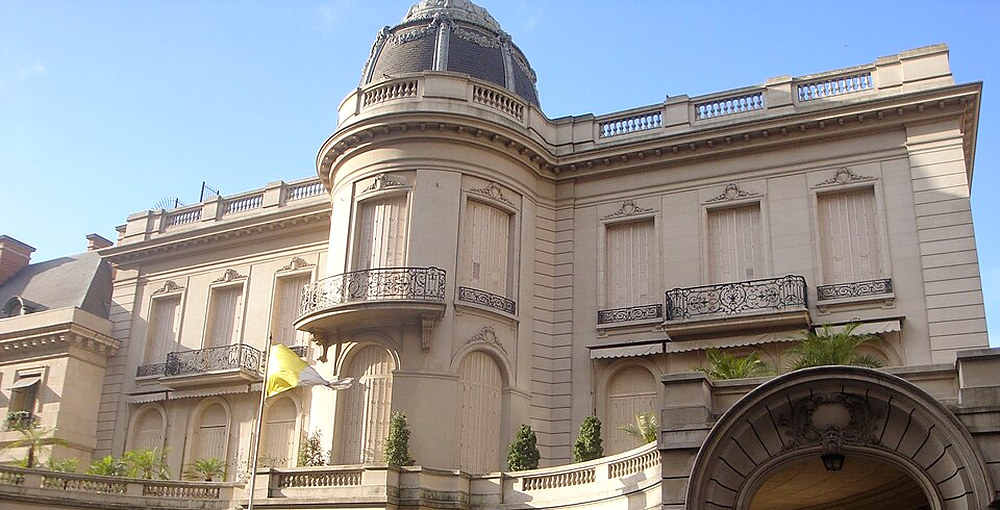Fachada del Palacio Fernández Anchorena, sede de la Nunciatura Apostólica en Recoleta, con su cúpula, balcones y entrada sobre la avenida Alvear.