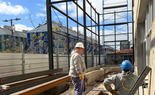 Trabajadores junto a la estructura en construcción de la escuela Indira Gandhi en el Barrio Mugica.