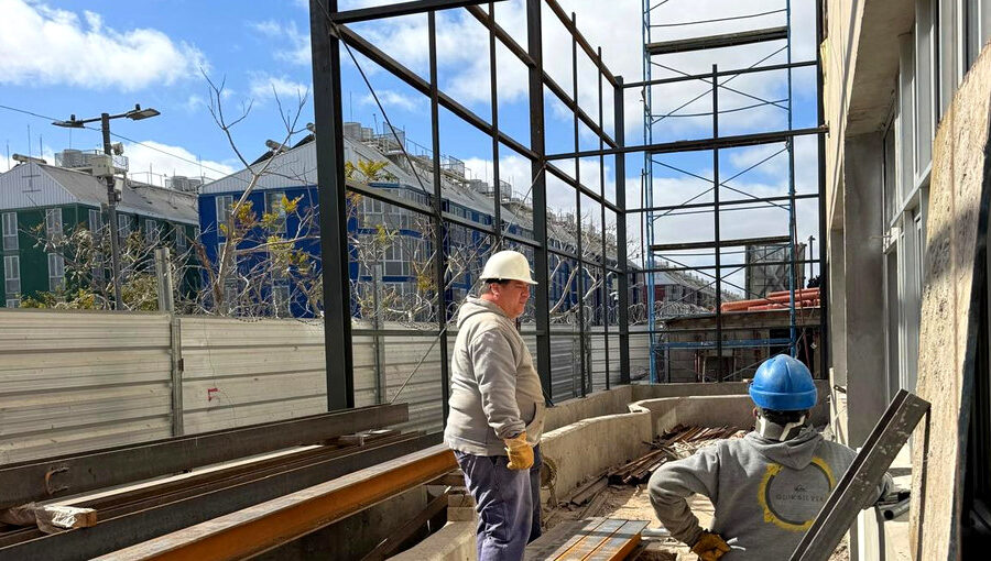 Trabajadores junto a la estructura en construcción de la escuela Indira Gandhi en el Barrio Mugica.
