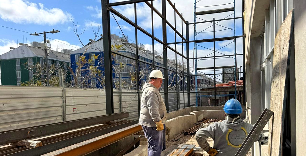 Trabajadores junto a la estructura en construcción de la escuela Indira Gandhi en el Barrio Mugica.