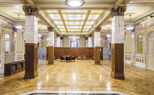 Interior de la sede de la Auditoría General de la Nación, con columnas, escaleras y detalles arquitectónicos de uno de los edificios incluidos en Open House Buenos Aires 2026.