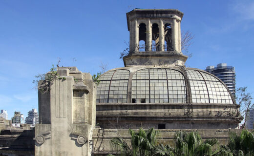 Pabellón del Centenario en Palermo: vista de la cubierta vidriada y la torre del edificio histórico construido para los festejos de 1910
