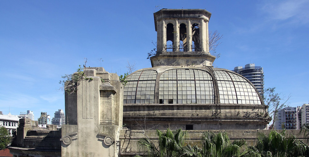 Pabellón del Centenario en Palermo: vista de la cubierta vidriada y la torre del edificio histórico construido para los festejos de 1910