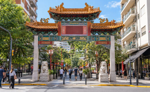 El Arco Chino de Belgrano, frente al sector donde se propone emplazar una pagoda china y sobre el que se convocó una audiencia pública en la Ciudad de Buenos Aires.