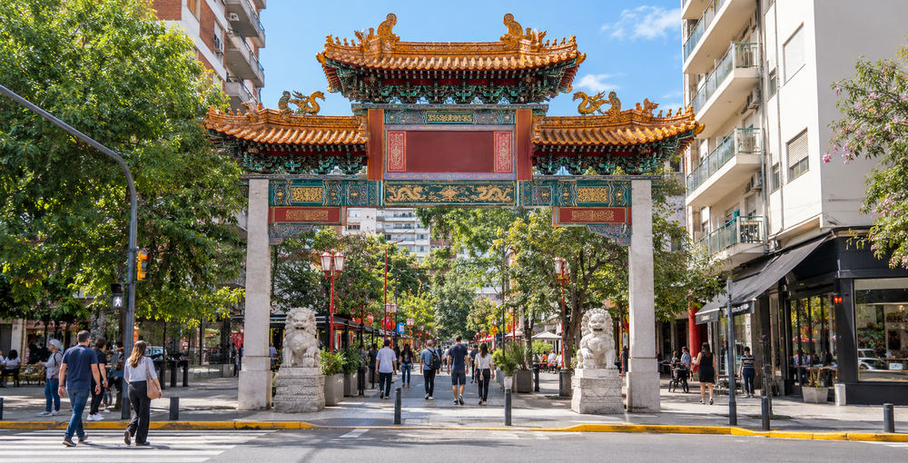 El Arco Chino de Belgrano, frente al sector donde se propone emplazar una pagoda china y sobre el que se convocó una audiencia pública en la Ciudad de Buenos Aires.