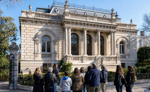 Visitantes participan de una visita guiada frente al Palacio Ceci en el barrio porteño de Villa Devoto.
