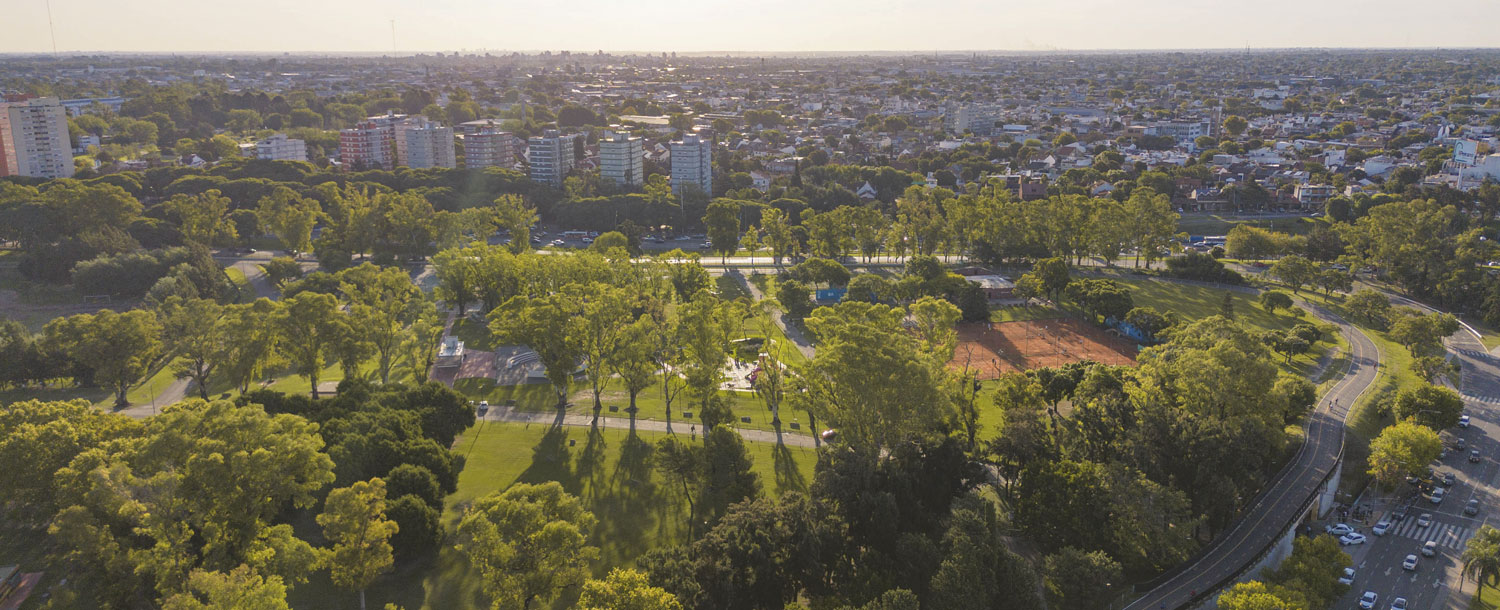 Vista aérea del Parque Sarmiento, en Saavedra, donde está prevista para este sábado la inauguración de un skatepark, un circuito pump track y una cancha de básquet 3x3.