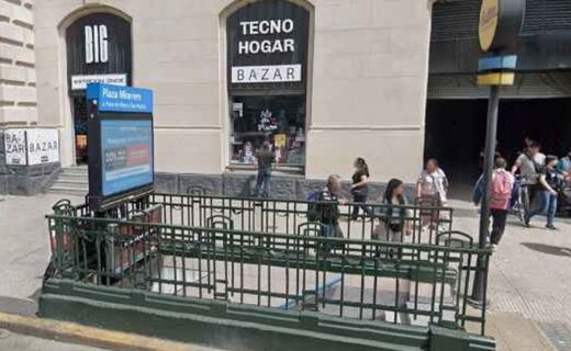 Acceso a la estación Plaza Miserere de la Línea A, con barandas verdes y peatones en Once, para ilustrar la noticia sobre el cierre de dos ingresos por obras.